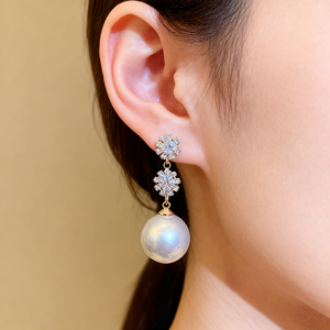 Orecchini Pendenti di Lusso con Perle e Design Floreale in Zirconi, Eleganti Orecchini Lunghi all'Ingrosso per Donne, Decorati con Cristalli Scintillanti - Product Image 3