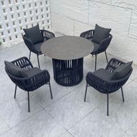 Ensemble de salle à manger d'extérieur nordique en corde PE avec table en pierre frittée à structure en aluminium et fauteuils rembourrés imperméables – Mobilier d'extérieur