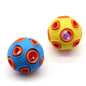 Yeni tasarım yüksek sıçrama Hollow kauçuk köpek topu oyuncak ışık veya Squeak ile interaktif köpek oyuncak