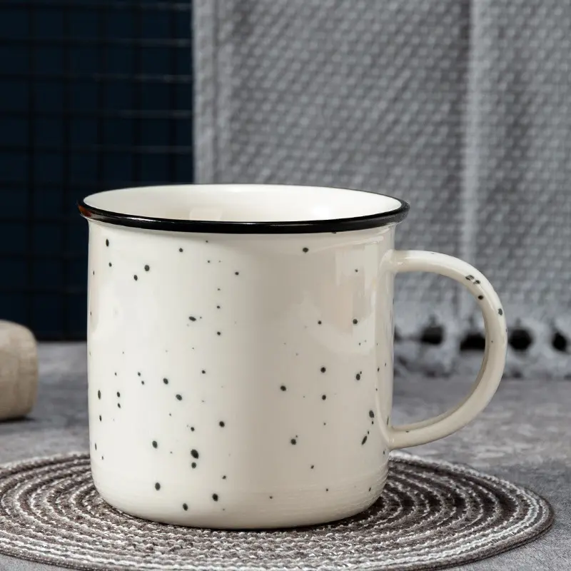 Toptan porselen çay bardağı Campfire özel Logo baskılı Vintage beyaz benekli emaye kahve seramik kupa siyah kenar ile