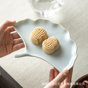 Plateau à fruits en forme de feuille en porcelaine de Dehua, Fujian, pour apéritifs et desserts, décoration de table de mariage - Product Image 1
