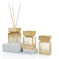 Bouteille diffuseur de parfum en verre unique, personnalisée, de luxe, vide, carrée, mate, givrée, avec estampage à chaud, avec bouchons à vis en bois