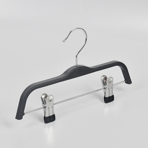 Percha de plástico para pantalones de <span class=keywords><strong>Zara</strong></span> con clips, muestra gratis, perchas de plástico negro mate para vestido de niños - Product Image 6