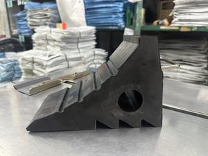 Le meilleur équipement de stationnement de cale de roue en caoutchouc pour camion lourd et remorque 27x12x18 cm fabriqué en Thaïlande - Product Image 5