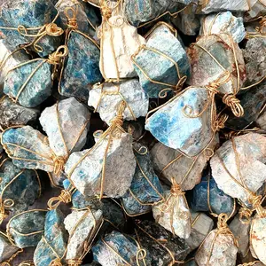 工厂天然原石水晶不规则蓝色磷灰石石吊坠，金丝包裹，用于项链diy和愈合