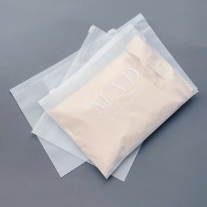 Sacs à fermeture éclair horizontaux givrés personnalisés imprimés blancs - Emballage poly transparent mat pour chaussettes et vêtements (personnalisation de marque) - Product Image 6