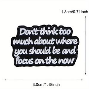 No pienses demasiado en dónde deberías estar y concéntrate en la mochila inspiradora con insignia de broche de letras de celebridad Now - Product Image 6