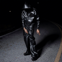 Ensemble en cuir PU noir pour homme, style motard, avec veste zippée, pantalon oversize en cuir à effet superposé, coupe courte et ample, et broderie, idéal pour le cyclisme