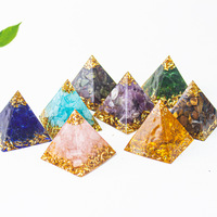 Ornements en résine en forme de pyramide avec gravier de cristal naturel en gros : artisanat en cristal d'améthyste, de quartz rose et de citrine