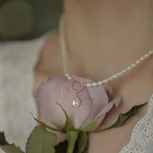 Collier pendentif en chaîne de clavicule en perles de riz d'eau douce ultra-fines enveloppées d'or 14 carats, perle baroque à forte luminosité - Product Image 3