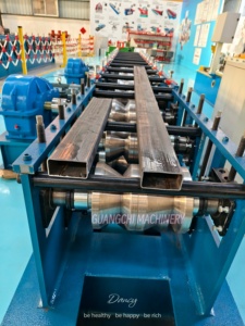 Machine automatique de formage de rouleaux de tubes ronds en acier au carbone avec roulement pour conversion de ronds en ovales 22KW 10-18m/min - Product Image 1