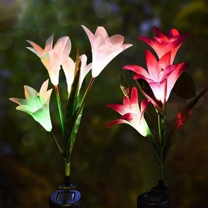 Lámpara Solar LED de Jardín con 4 Flores de Lirio, Fibra de Vidrio Recubierta de PE, Estilo Rústico, Decoración Artística, para Uso en Interiores y Exteriores, Hogares, Hoteles, Centros Comerciales - Product Image 1