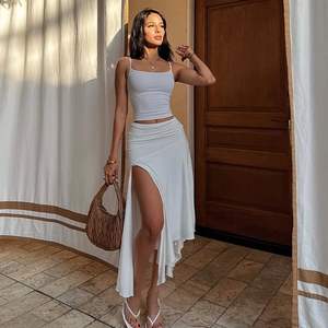 Ensemble 2 pièces personnalisé pour femme 2026 : Haut sans manches à épaules dénudées et jupe midi fendue en mousseline moulante – Tenue de vacances Printemps-Été - Product Image 5