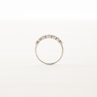Bagues semi-permanentes à diamants taillés peuvent être superposées aux alliances de mariage. Ils peuvent être portés dans des environnements haut de gamme.