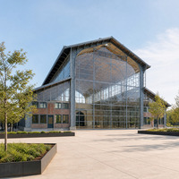 Centre d'exposition à grande portée avec structure en acier et façade vitrée