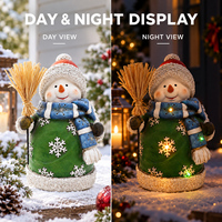 Figurine de bonhomme de neige lumineuse de Noël avec balai et écharpe, décoration de table pour les fêtes d'hiver, ornement LED pour la décoration de fête à la maison