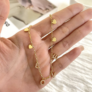 Collar fino de moda con dijes de corazón y letras personalizadas al por mayor para mujer - Product Image 2
