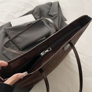 Custom Wholesale Women's Large Capacity Shoulder Bag Lightweight Multi-Purpose Handbag for Everyday Use Travel Commuting Open - Product Image 5