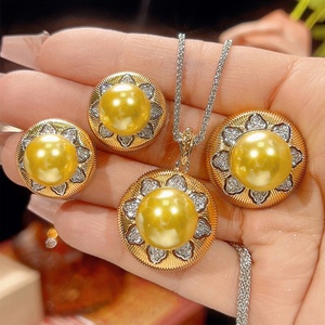 Juego de Joyería de Alta Calidad, Ecológico, de Cobre, con Perlas Redondas de 14-12mm y Baño de Oro, 3 Piezas (Aretes, Collar y Anillo) para Uso Diario - Product Image 2