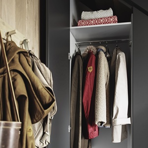 <span class=keywords><strong>Armario</strong></span> Bajo <span class=keywords><strong>Escalera</strong></span> Personalizado <span class=keywords><strong>con</strong></span> Barra para Colgar y Estantes Abiertos, Solución de Almacenamiento Moderna para la Entrada del Hogar - Product Image 5