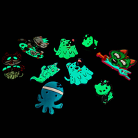 Badges lumineux personnalisés en gros, épingles de revers en émail dur et souple, badges lumineux scintillants avec logo d'anime et de dessin animé pour clubs et entreprises