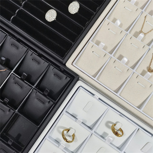 Plateau à bijoux pour l'organisation et le présentation sur comptoir, avec coussinets pour bagues, boucles d'oreilles, bracelets et petits pendentifs - Product Image 4