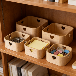 Panier de rangement carré en bois de couleur charretée de degré moyen avec poignées en forme de cœur. Style américain. Produit écologique. - Product Image 5