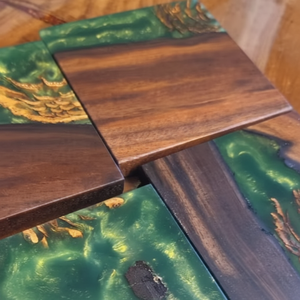 Sous-verres uniques faits à la main en résine et bois, design moderne, forme/couleur personnalisables pour café, thé et boissons - Product Image 1