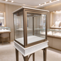 Vitrines de présentation de bijoux haut de gamme en acier inoxydable doré avec éclairage LED, accessoires de comptoir et présentoirs en verre et cuir PU