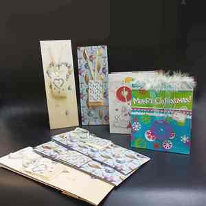 Sacs en papier cadeau de Noël SP3014 avec cartes de vœux et poignées de divers matériaux - Product Image 4