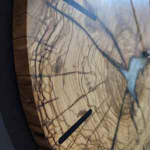 Horloge murale en résine et bois faite à la main, moderne, durable, fonctionnelle, élégante et stylée, parfaite pour le salon, la chambre à coucher - Product Image 5