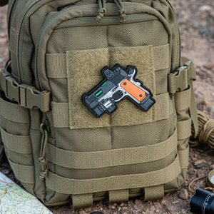 Rucksack-Silikonabzeichen Großhandel Keine Mindestbestellmenge Kleidung Applikation Anstecker 2D/3D Weichgummi-Logo Aufbügelbare Patches Individueller PVC-Aufnäher - Product Image 4