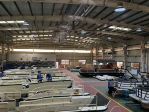 Barco <span class=keywords><strong>de</strong></span> <span class=keywords><strong>Lujo</strong></span> <span class=keywords><strong>de</strong></span> Doble Pontón <span class=keywords><strong>de</strong></span> Aluminio D-25, Modelo 2026, Fabricación Personalizada OEM y ODM, Barco <span class=keywords><strong>de</strong></span> Pesca <span class=keywords><strong>de</strong></span> 300HP <span class=keywords><strong>en</strong></span> Venta - Product Image 5