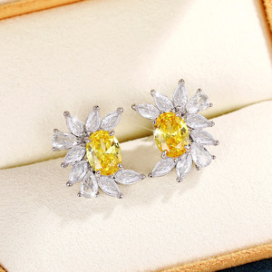 Orecchini a perno con fiore color oro per donna, gioielli per l'orecchio alla moda con decorazioni floreali scintillanti - Product Image 4
