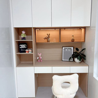 Bureau d'étude moderne pour enfants avec armoire de rangement, table d'étude intégrée sur mesure et étagères de présentation pour chambre à coucher