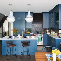 Armoires de cuisine de style shaker bleu marine, ensemble d'armoires modulaires complètes avec quincaillerie en laiton, portes vitrées et grand îlot central