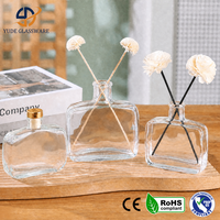 Bouteille diffuseur en verre transparent avec accent de fleurs séchées naturelles pour la décoration de spa, chambre et relaxation