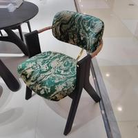 Chaise de salle à manger en bois massif et cuir, style moderne et luxueux, avec dossier inclinable et accoudoirs, idéale pour la maison, le bar, l'hôtel ou le restaurant.