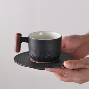 Juego de Taza y Platillo de Cerámica para <span class=keywords><strong>Espresso</strong></span> de 130ml al por Mayor, Taza de Café de Gres Mate con Logotipo Personalizado y Asa de Madera - Product Image 3