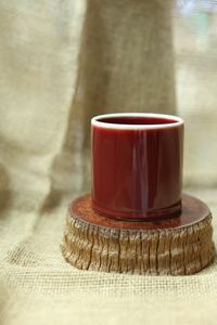 La tasse en céramique rouge exquise a une forme unique et convient au café et au thé - Product Image 2