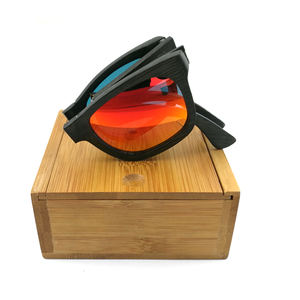Lunettes de soleil pliantes en bois de bambou avec logo personnalisé avec verres fumés polarisés de couleur bleue ou rouge - Product Image 1