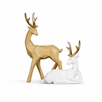 Ensemble de sculptures géométriques de cerfs scandinaves en bois et résine blanche, deux pièces, pour la décoration de salon
