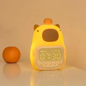 Linda Lámpara Nocturna de Silicona con Forma de Capibara, Reloj Despertador Digital Recargable, Lámpara LED Táctil con Función de Repetición, Reloj de Mesa Siempre Encendido - Product Image 1