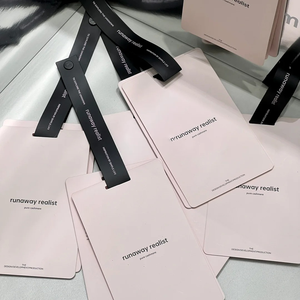 고급 캐시미어 의류 라벨 및 브랜드 식별을위한 블랙 리본 및 호일 스탬핑이있는 사용자 정의 핑크 의류 태그 - Product Image 2