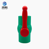 Vanne à boisseau sphérique en PVC en gros d'usine avec poignée PP rouge, vanne manuelle pour l'irrigation et l'alimentation en eau