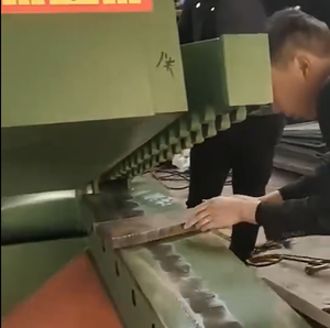 Machine de cisaillement de canal hydraulique automatique de haute qualité pour alliage et aluminium coupant la force de cisaillement du moteur 22kw 315T - Product Image 3