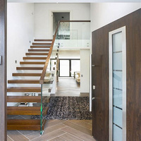 Escalier mural flottant sur mesure avec marches en bois visuelles pour villa de luxe à plan ouvert