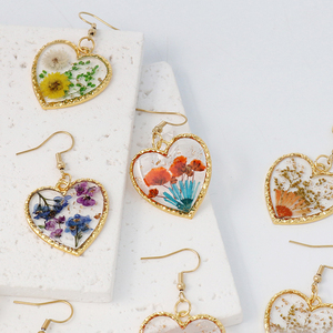 Pendientes Colgantes de Corazón con Flores Prensadas de Margarita y Diente de León Encapsuladas en Resina Dorada, Aretes de Moda para Mujer - Product Image 4