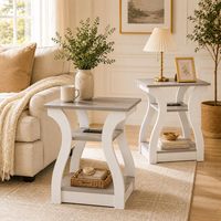Table d'appoint avec 3 niveaux de rangement, plateau en bois gris, pieds courbes blancs, prise de courant intégrée, bords lisses en MDF