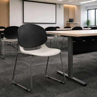 Chaise de formation moderne empilable avec dossier solide, base en traîneau, dossier en plastique et cadre métallique pour salle de classe et auditorium
